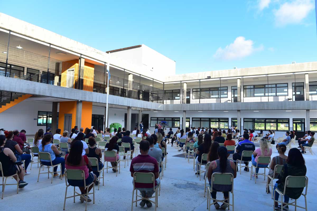 Estudiantes en el patio del instituto